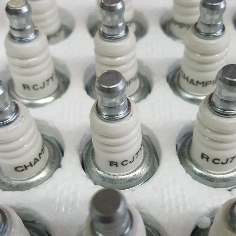 Opakowanie 24 sztuk świec zapłonowych RCJ7Y Champion do pilarek i kos