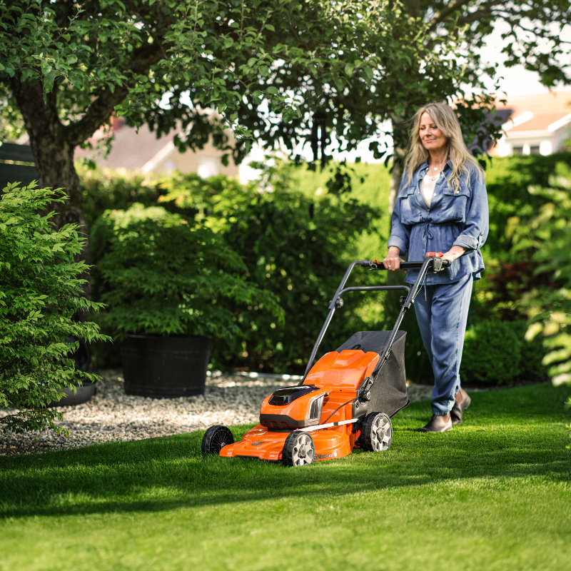 Kosiarka akumulatorowa Husqvarna LC142iS 2x bateria + ładowarka (970541903)