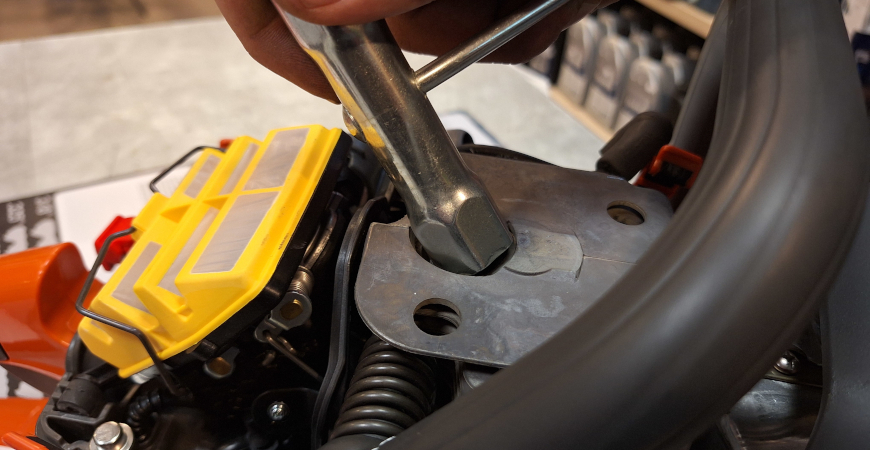 Jak wymienić świecę zapłonową w pilarce Husqvarna 445 – poradnik krok po kroku