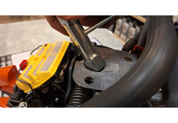 Jak wymienić świecę zapłonową w pilarce Husqvarna 445 – poradnik krok po kroku