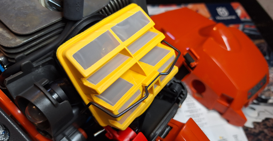 Krok po kroku: wymiana filtra powietrza w pilarce Husqvarna 450