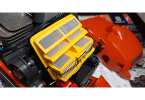 Krok po kroku: wymiana filtra powietrza w pilarce Husqvarna 450